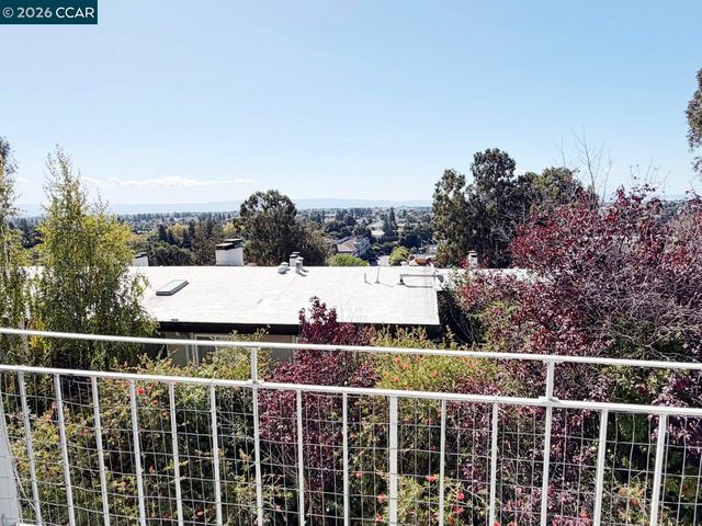 944 Walpert St, Hayward, CA 94541