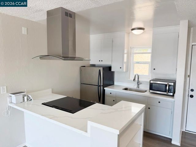 944 Walpert St, Hayward, CA 94541