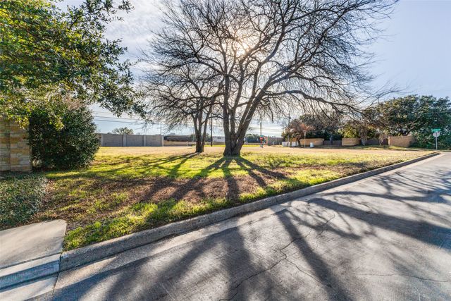 6302 Clubhouse Circle, Dallas, TX 75240