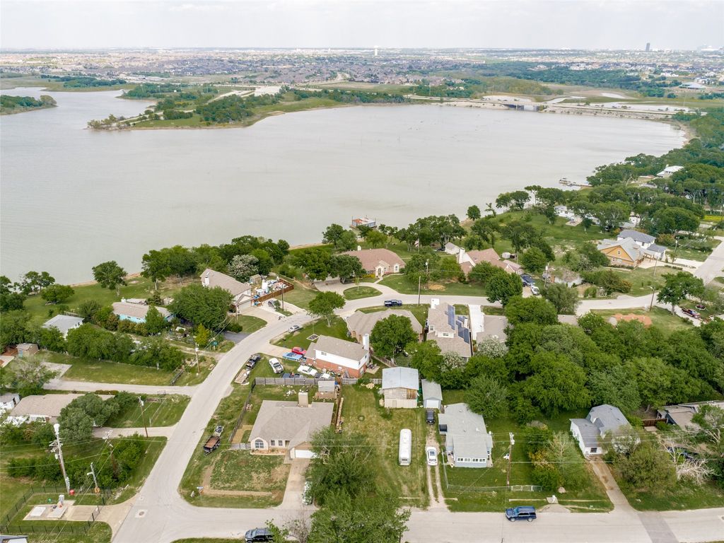 7630 Lakeview Drive, The Colony, TX 75056