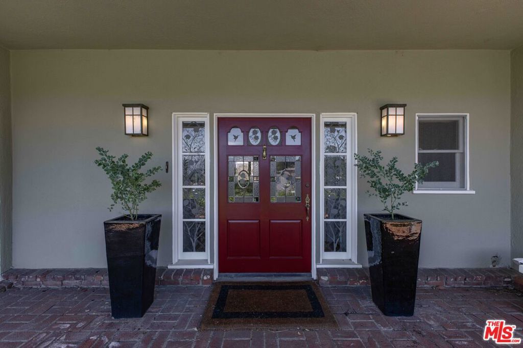 Image 10 of property listing at 2059 Kenilworth Avenue, Los Angeles, CA 90039