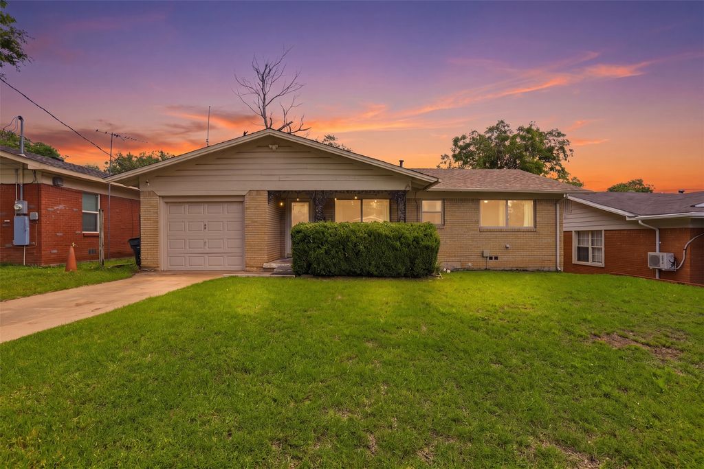 4304 Hodgkins Road, Lake Worth, TX 76135