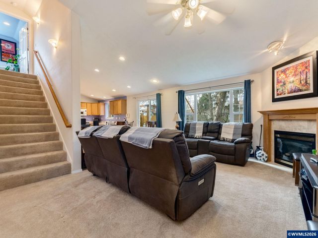 1869 Plateau St NE, Salem, OR 97305