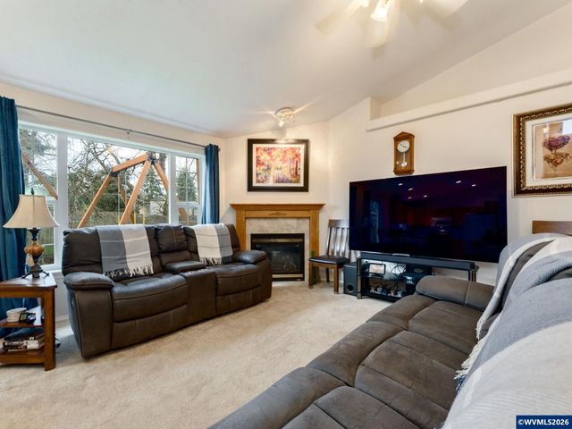 1869 Plateau St NE, Salem, OR 97305