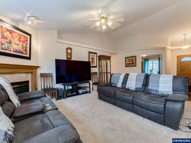 1869 Plateau St NE, Salem, OR 97305