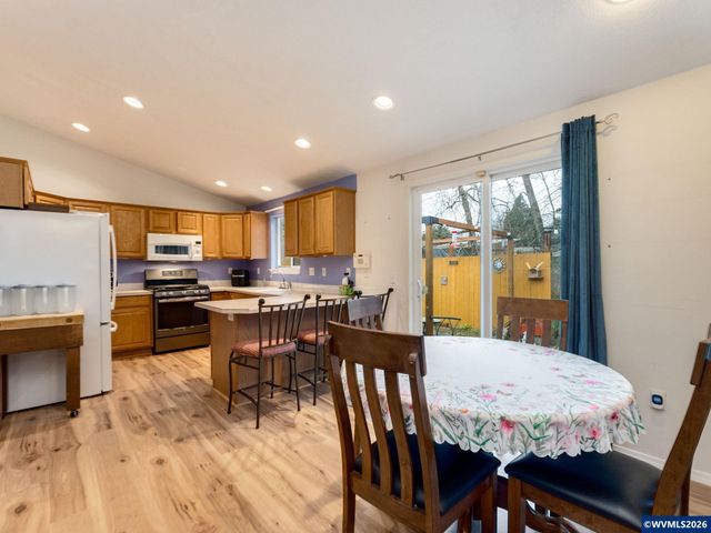 1869 Plateau St NE, Salem, OR 97305