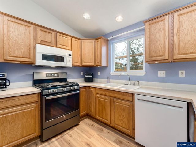 1869 Plateau St NE, Salem, OR 97305