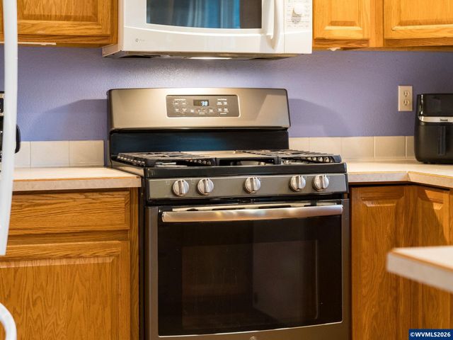 1869 Plateau St NE, Salem, OR 97305