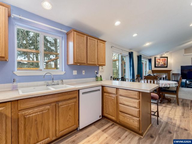 1869 Plateau St NE, Salem, OR 97305