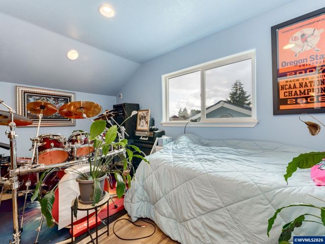 1869 Plateau St NE, Salem, OR 97305