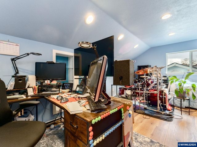 1869 Plateau St NE, Salem, OR 97305