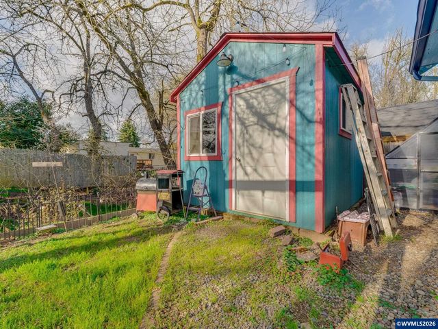 1869 Plateau St NE, Salem, OR 97305