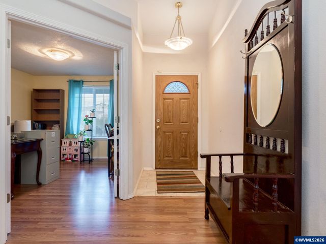 1869 Plateau St NE, Salem, OR 97305