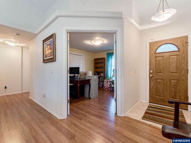 1869 Plateau St NE, Salem, OR 97305