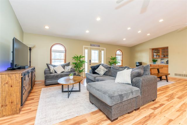 8655 Joeys Drive, Pinckney, MI 48169