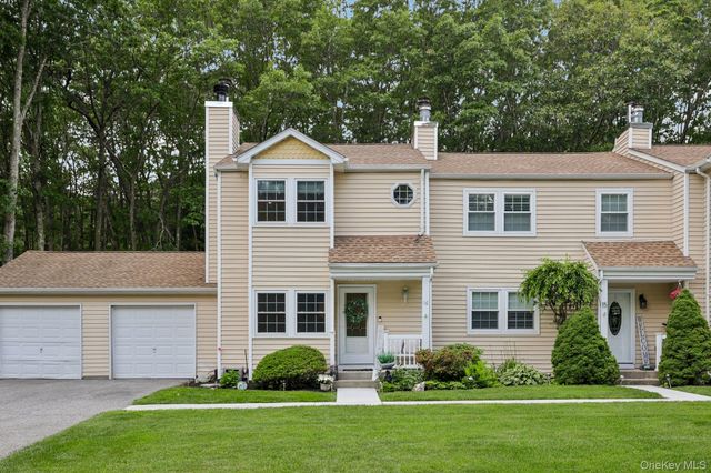 16 Chase Commons 16, Yaphank, NY 11980