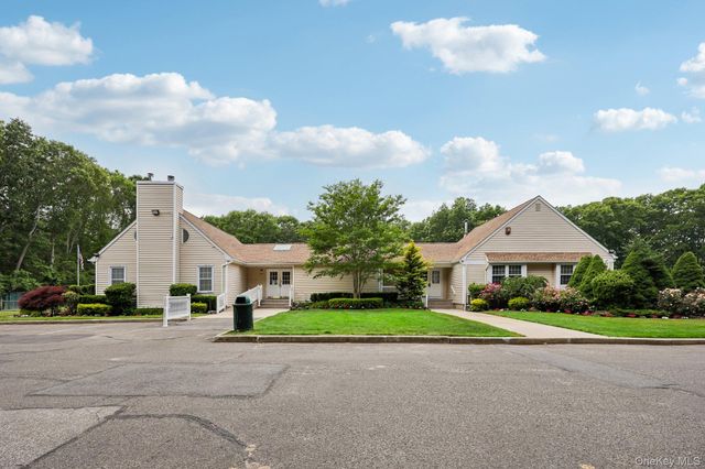 16 Chase Commons 16, Yaphank, NY 11980