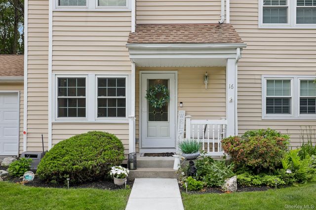 16 Chase Commons 16, Yaphank, NY 11980