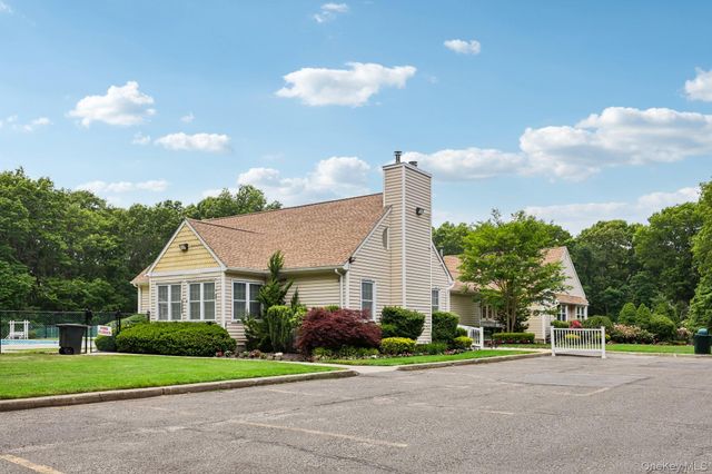 16 Chase Commons 16, Yaphank, NY 11980