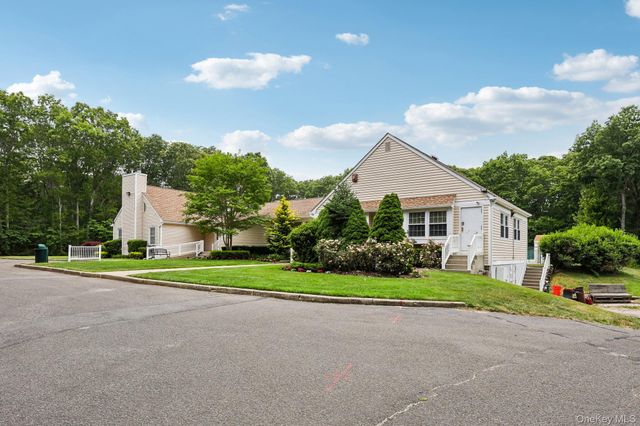 16 Chase Commons 16, Yaphank, NY 11980