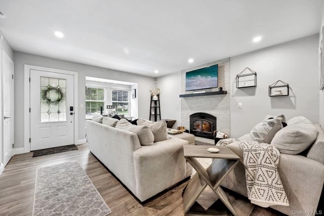 16 Chase Commons 16, Yaphank, NY 11980