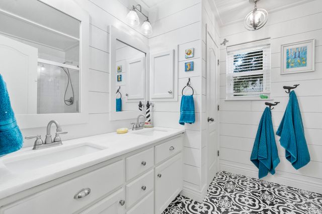 5505 Navaho Dr, Pensacola, FL 32507