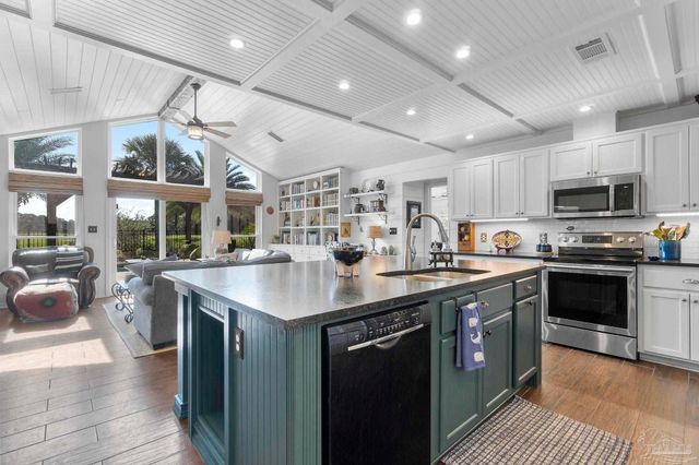 5505 Navaho Dr, Pensacola, FL 32507