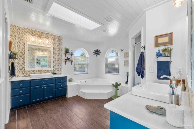 5505 Navaho Dr, Pensacola, FL 32507