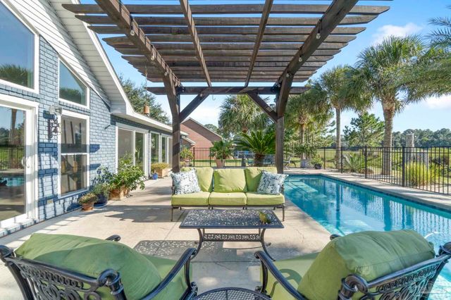 5505 Navaho Dr, Pensacola, FL 32507