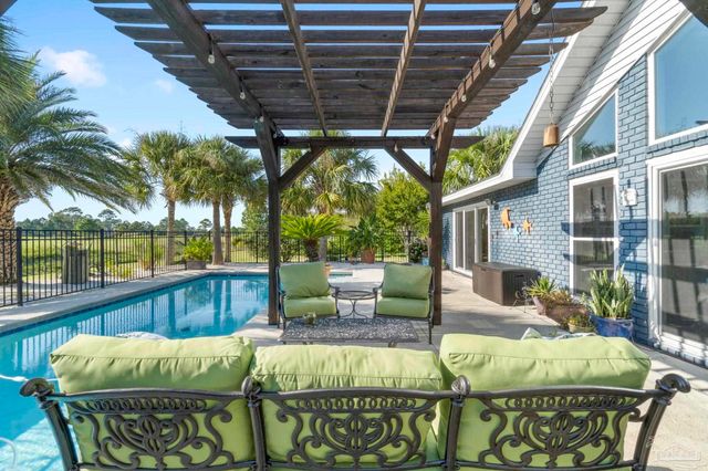 5505 Navaho Dr, Pensacola, FL 32507