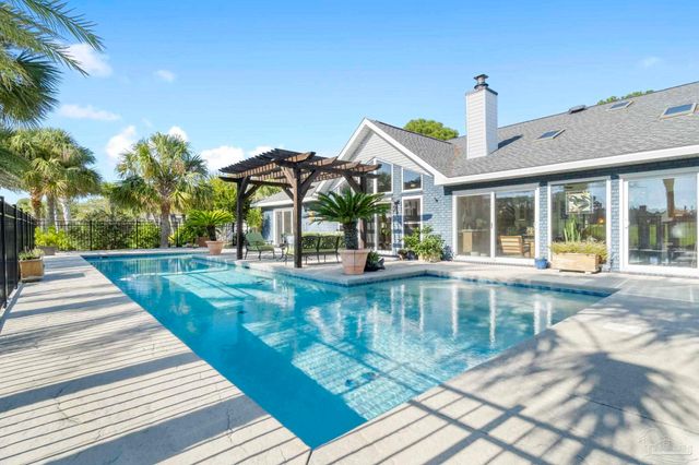 5505 Navaho Dr, Pensacola, FL 32507