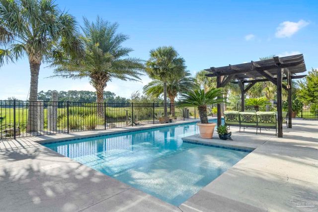 5505 Navaho Dr, Pensacola, FL 32507