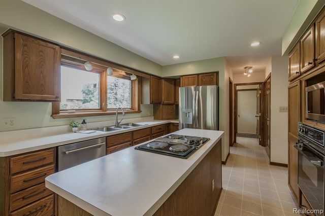 7880 Deerhill Drive, Clarkston, MI 48346