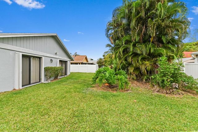 1390 Summit Run Circle, West Palm Beach, FL 33415