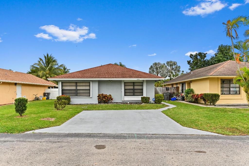 1390 Summit Run Circle, West Palm Beach, FL 33415