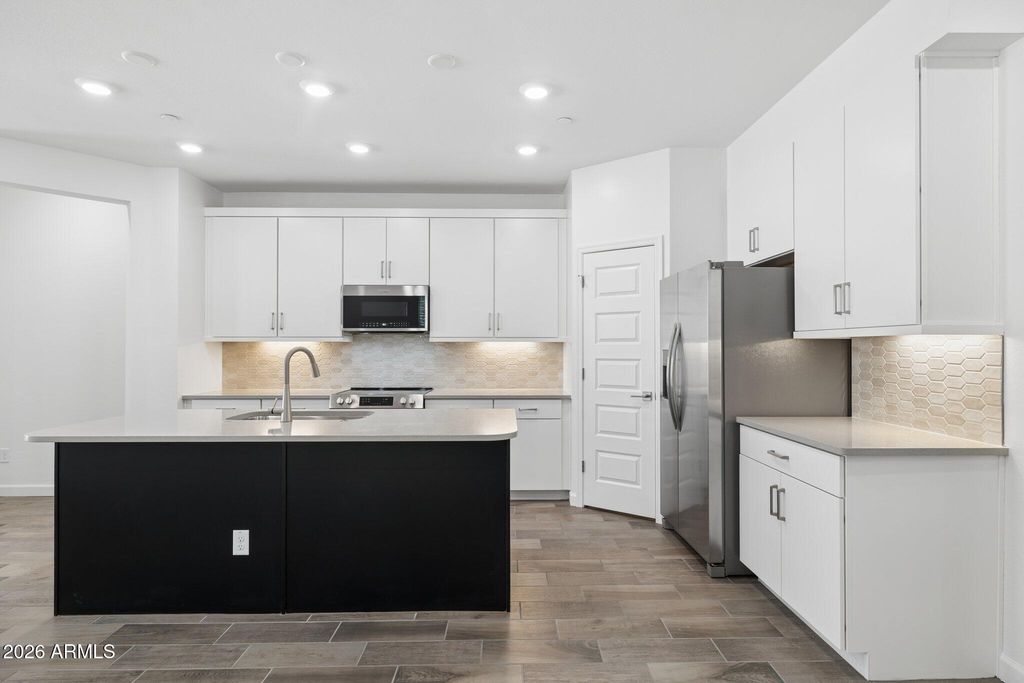 Image 9 of property listing at 11873 W BURNSIDE Trail, Peoria, AZ 85383