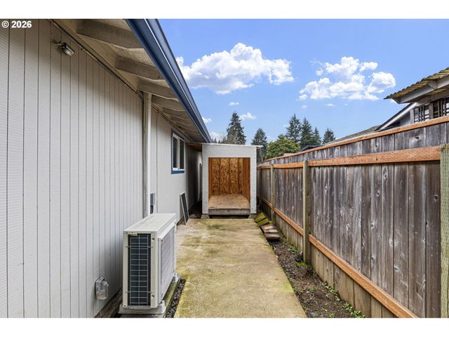 1885 CHURCHILL St, Eugene, OR 97405