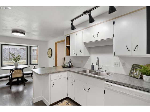 1885 CHURCHILL St, Eugene, OR 97405