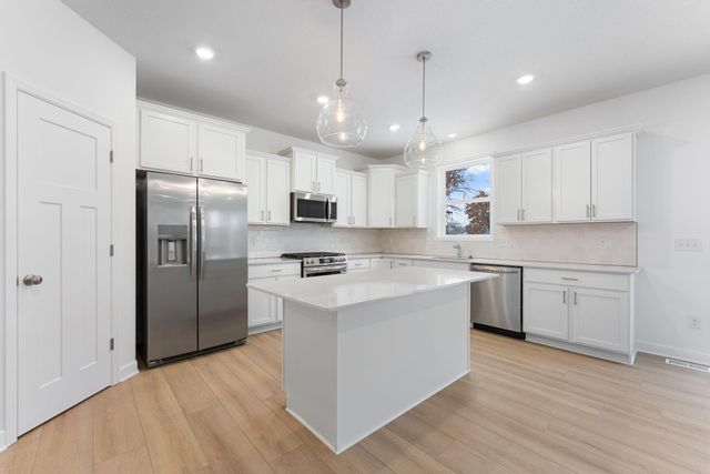 7550 Upper 42nd Street N, Oakdale, MN 55128