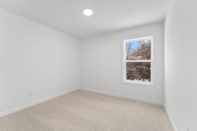 7550 Upper 42nd Street N, Oakdale, MN 55128