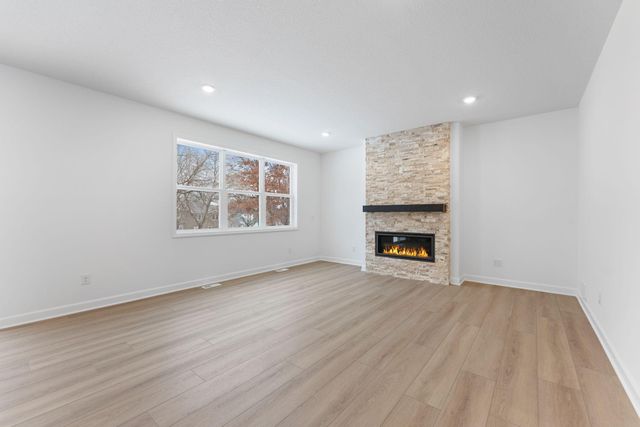 7550 Upper 42nd Street N, Oakdale, MN 55128