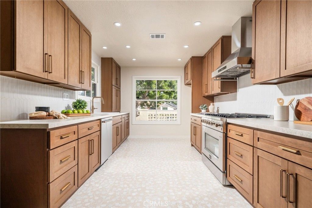 Image 13 of property listing at 1549 N Oaks Court, Ontario, CA 91762