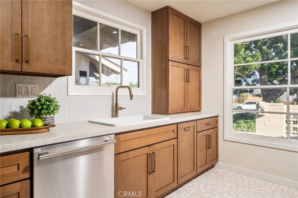 Image 15 of property listing at 1549 N Oaks Court, Ontario, CA 91762