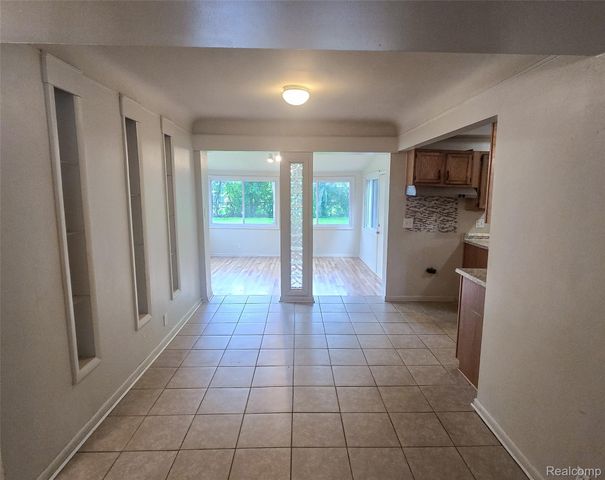 28291 Pierce Street, Southfield, MI 48076