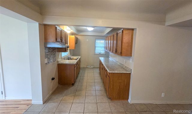28291 Pierce Street, Southfield, MI 48076