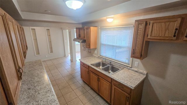28291 Pierce Street, Southfield, MI 48076