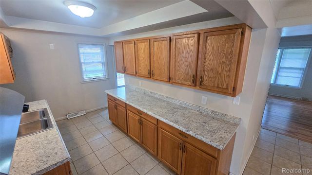 28291 Pierce Street, Southfield, MI 48076