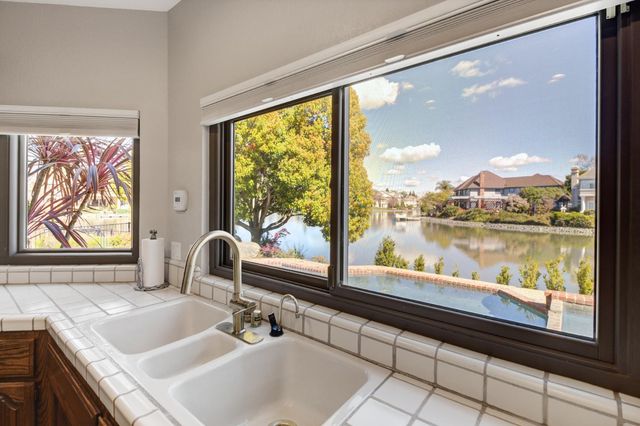 842 Cobble Cove Ln, Sacramento, CA 95831