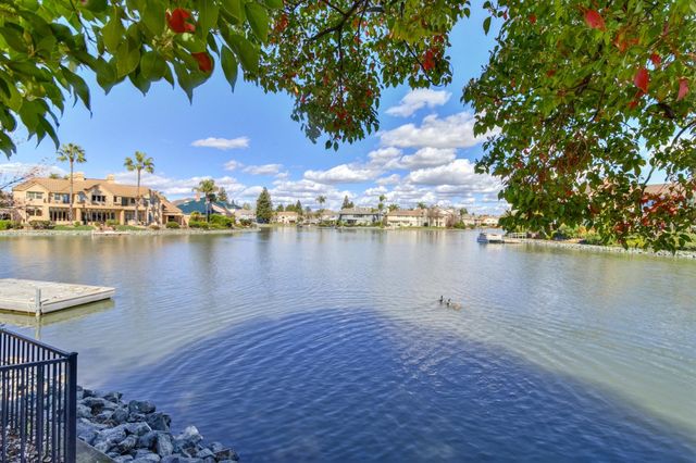 842 Cobble Cove Ln, Sacramento, CA 95831