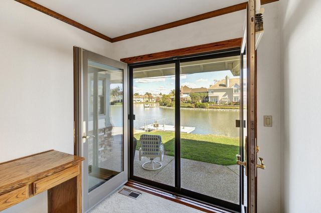 842 Cobble Cove Ln, Sacramento, CA 95831